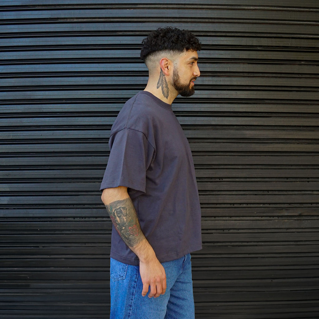polera boxy fit gris grafito hombre algodon - vista lateral