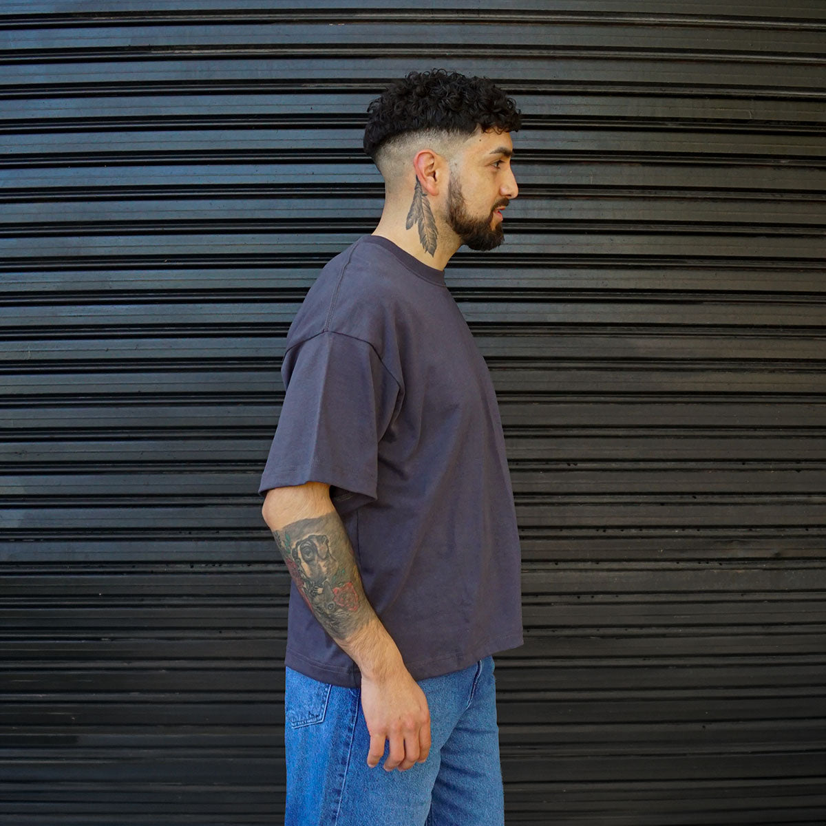 polera boxy fit gris grafito hombre algodon - vista lateral