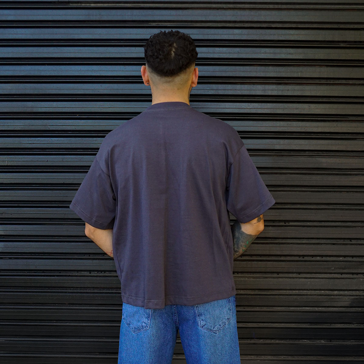 polera boxy fit gris grafito hombre algodon - vista espalda
