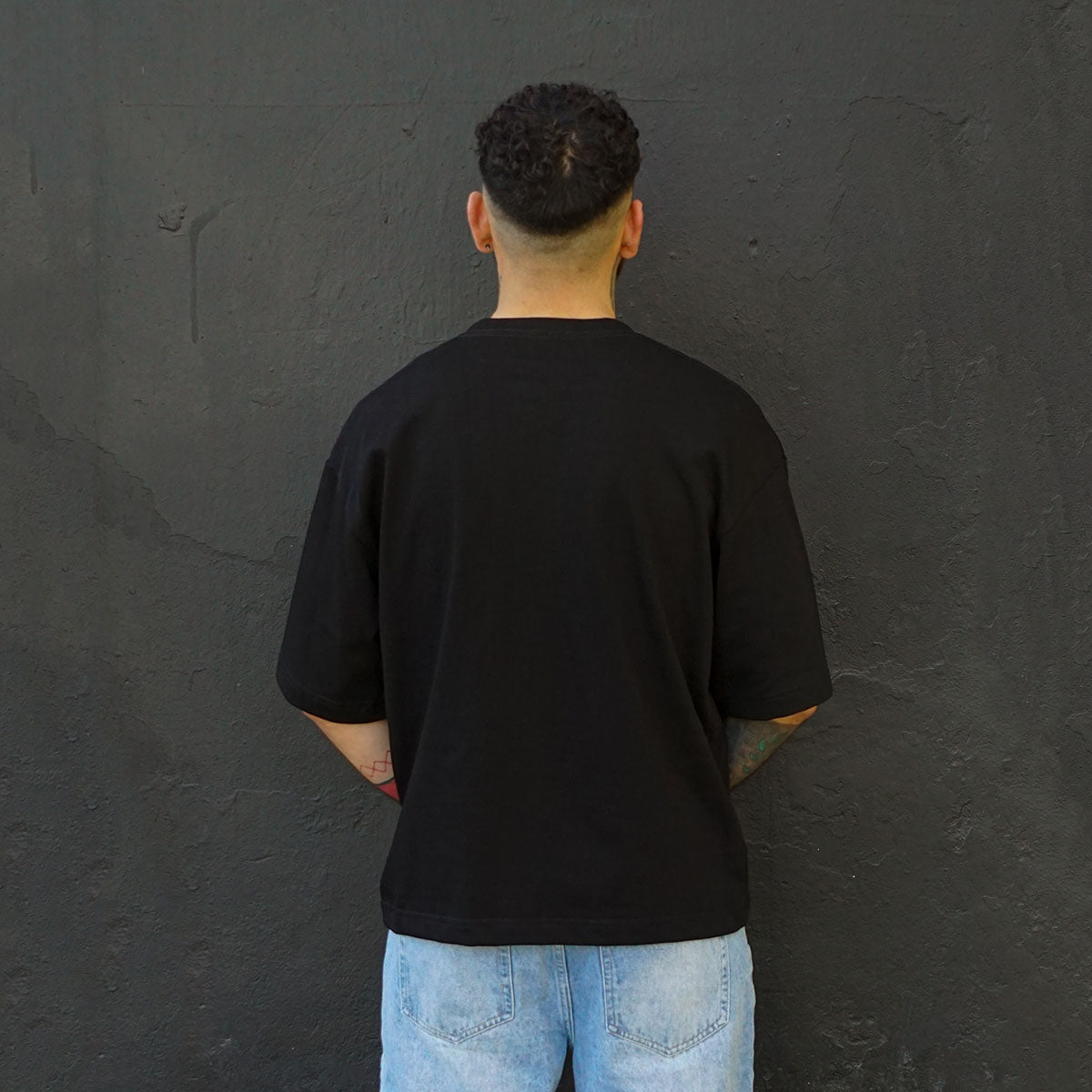 polera boxy fit negra algodon hombre - vista espalda