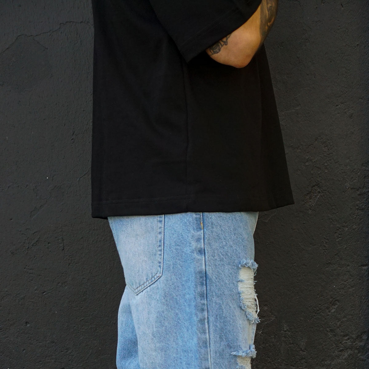 polera boxy fit negra algodon hombre - vista detalle caída