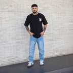 polera oversize negra forge flames hombre algodon - vista frontal atuendo completo