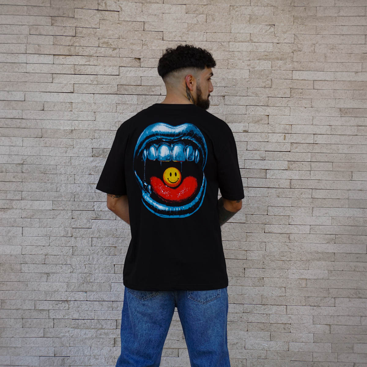 polera oversize smile bite negra hombre algodón - vista espalda 4