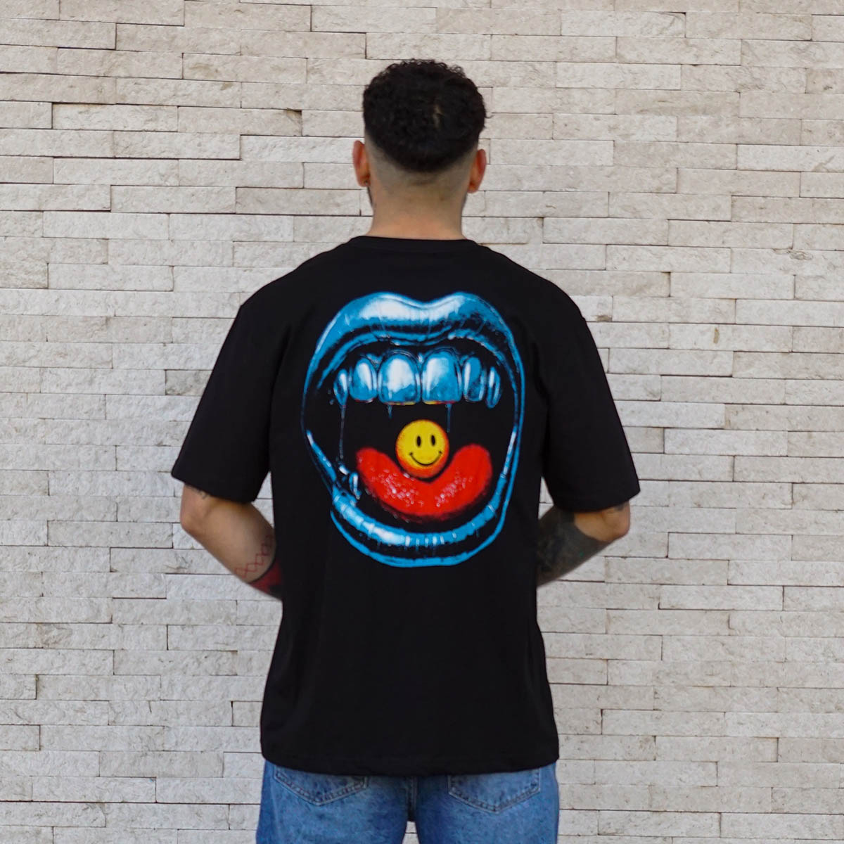 polera oversize smile bite negra hombre algodón - vista espalda 2