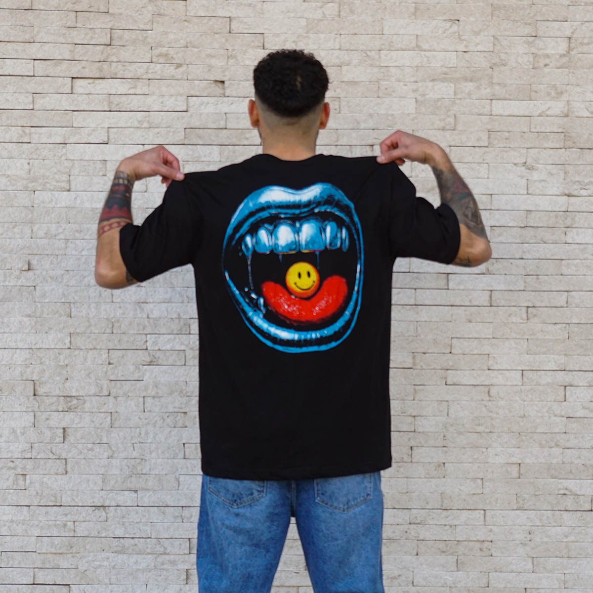 polera oversize smile bite negra hombre algodón - vista espalda principal