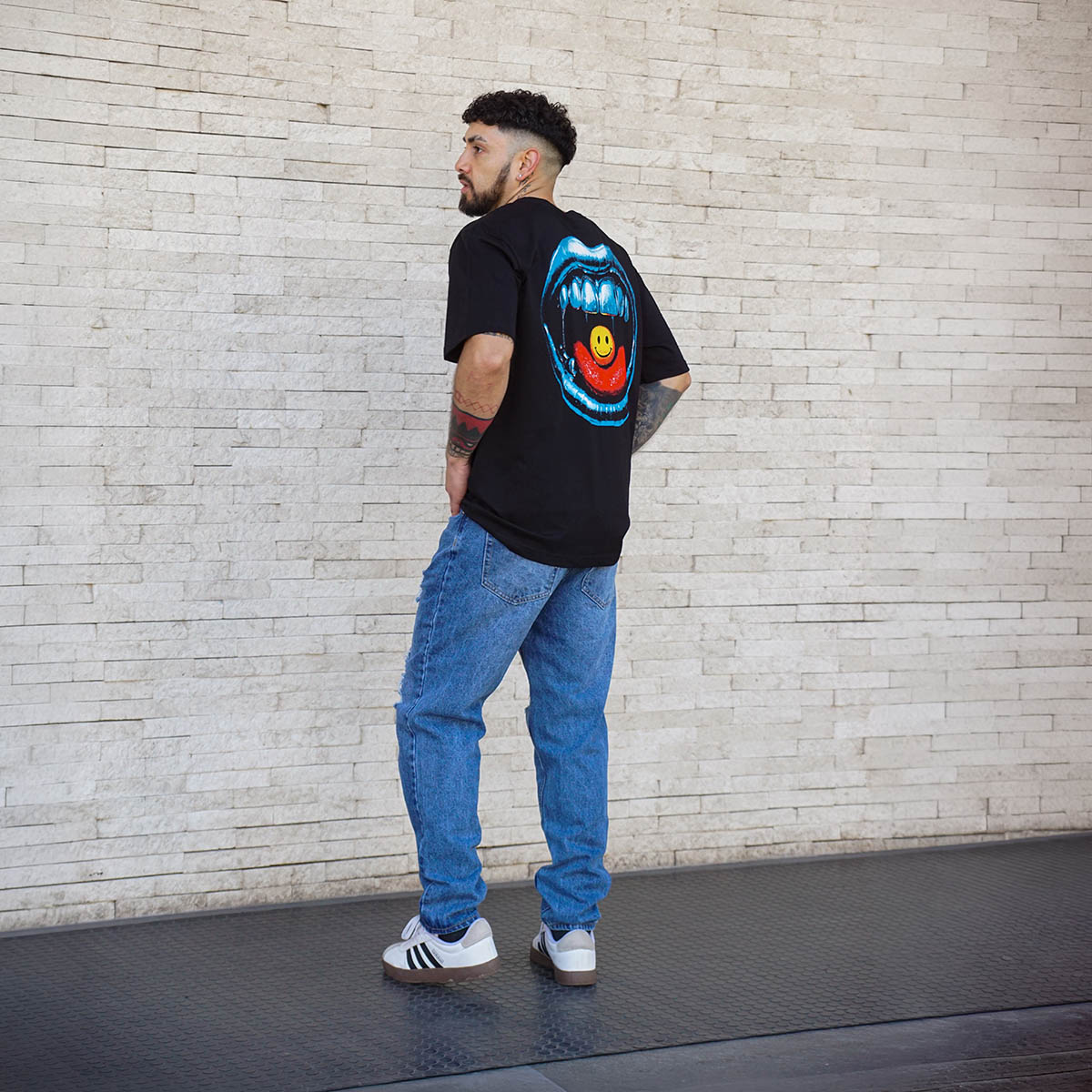 polera oversize smile bite negra hombre algodón - vista espalda 1