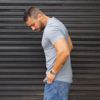 POLERA LONG FIT GRIS PLATA ALGODÓN HOMBRE - VISTA LATERAL 2