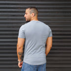 POLERA LONG FIT GRIS PLATA ALGODÓN HOMBRE - VISTA ESPALDA