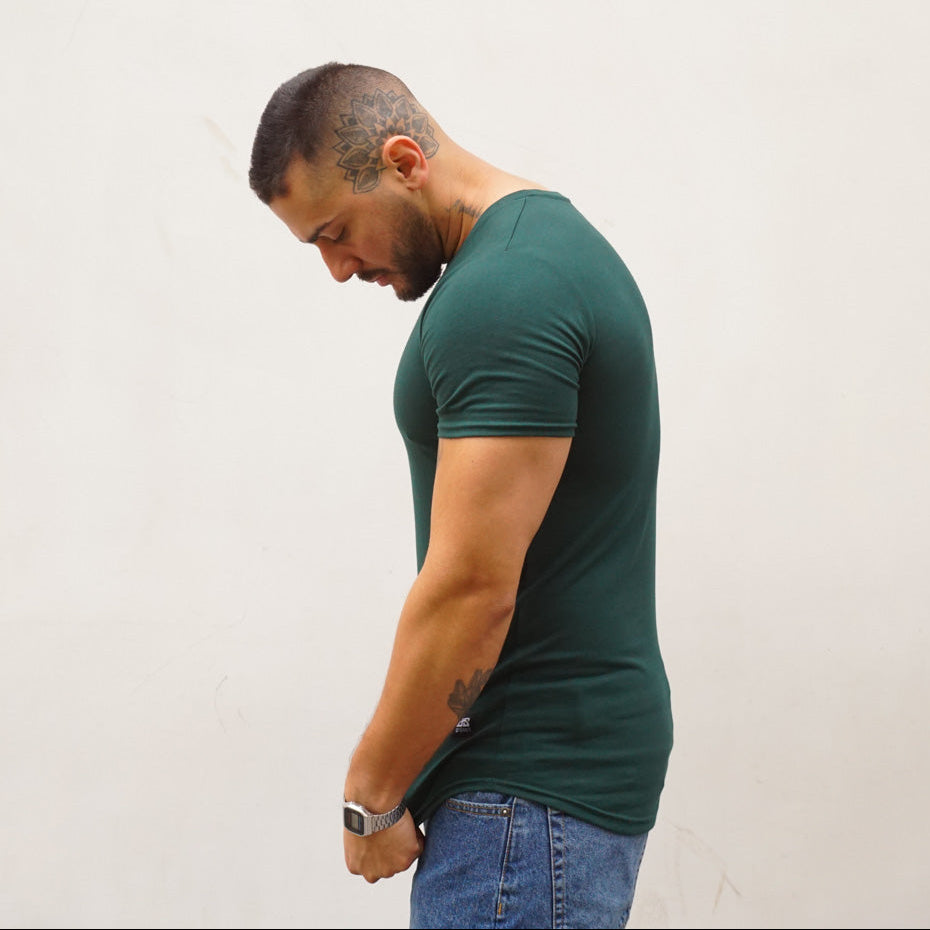 POLERA LONG FIT VERDE BOTELLA HOMBRE ALGODÓN - VISTA LATERAL 1