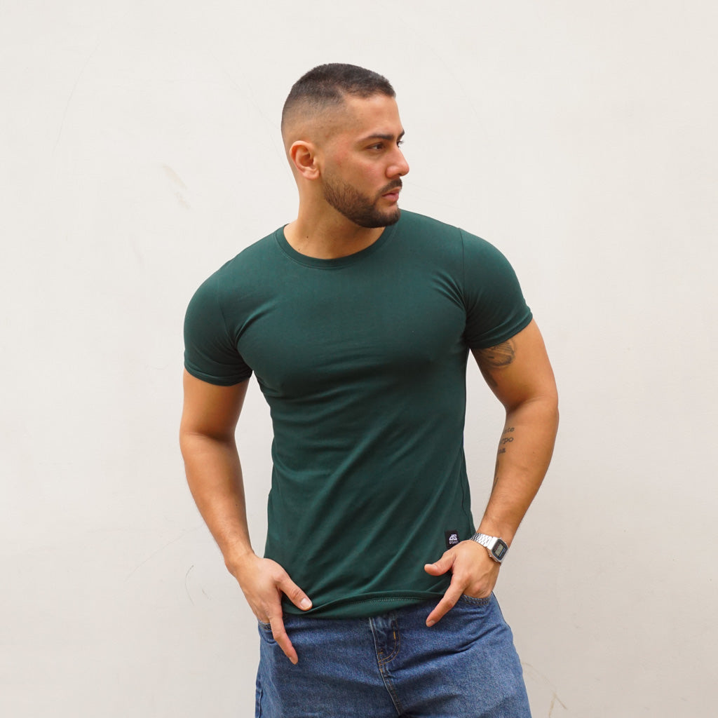 POLERA LONG FIT VERDE BOTELLA HOMBRE ALGODÓN - VISTA FRONTAL 2
