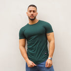 POLERA LONG FIT VERDE BOTELLA HOMBRE ALGODÓN - VISTA FRONTAL 2