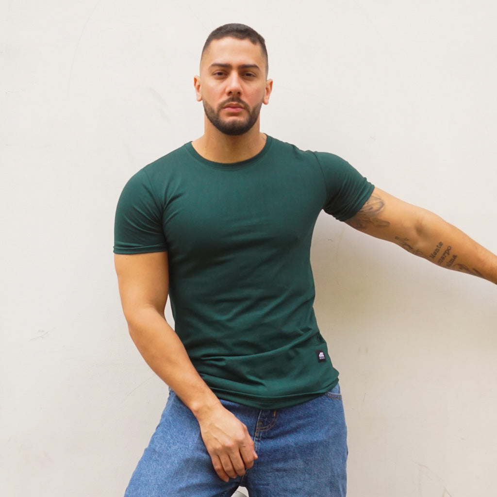 POLERA LONG FIT VERDE BOTELLA HOMBRE ALGODÓN - VISTA APOYADO