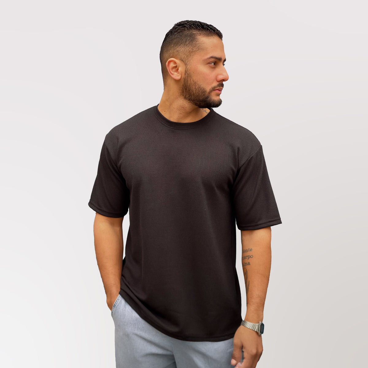 polera waffle oversize negra - vista frontal