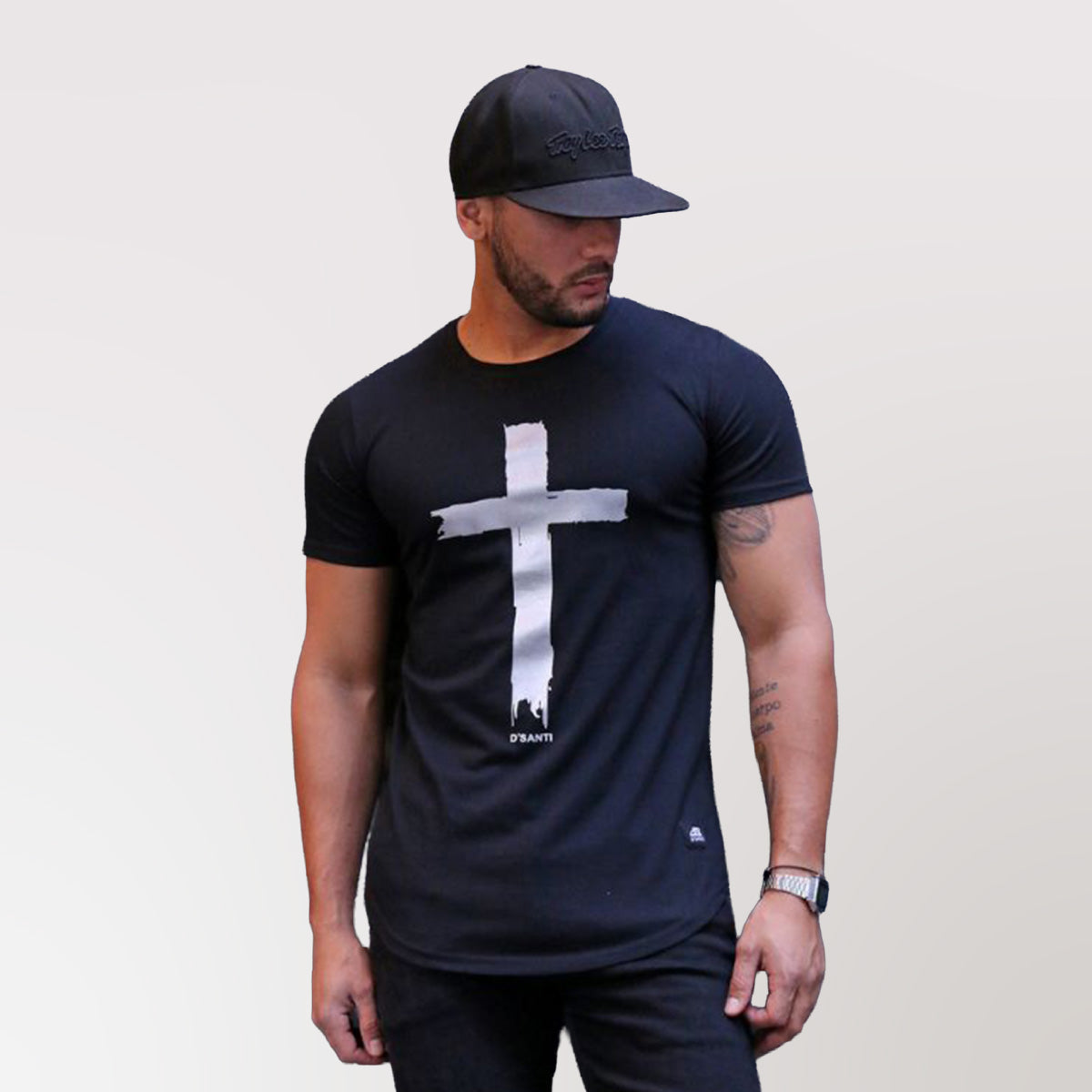 Polera long fit negra con diseño de cruz Dsanti