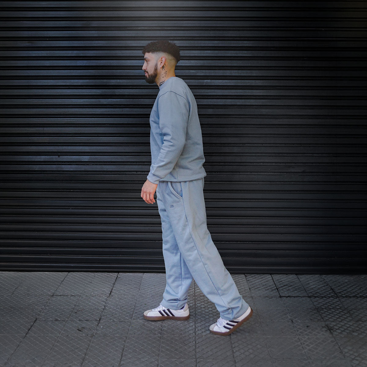 buzo recto gris plata hombre franela - vista lateral 1