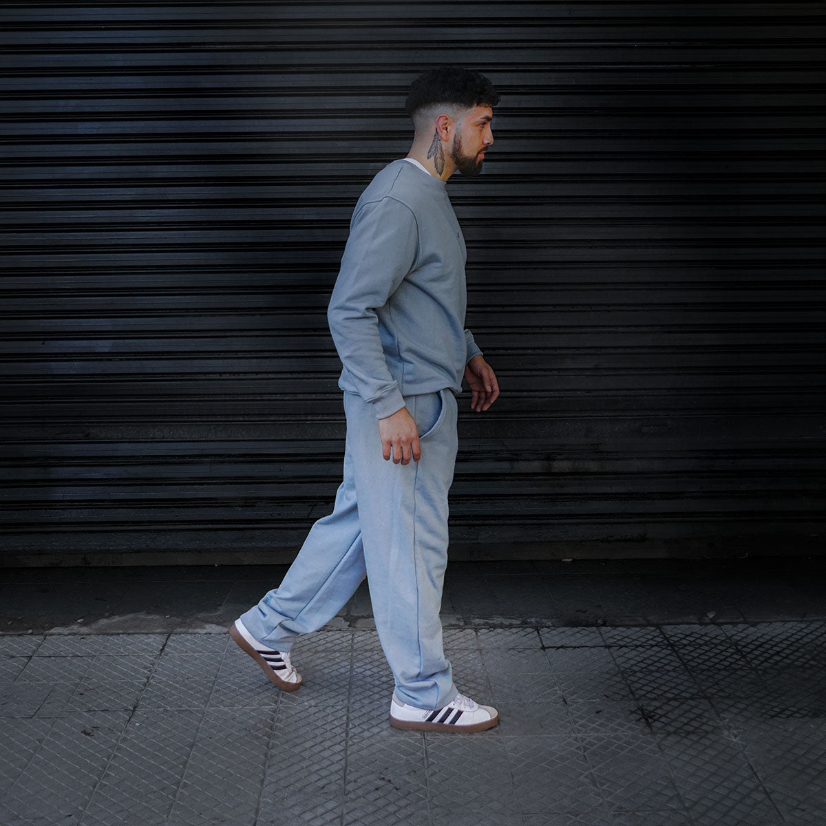 buzo recto gris plata hombre franela - vista lateral 4