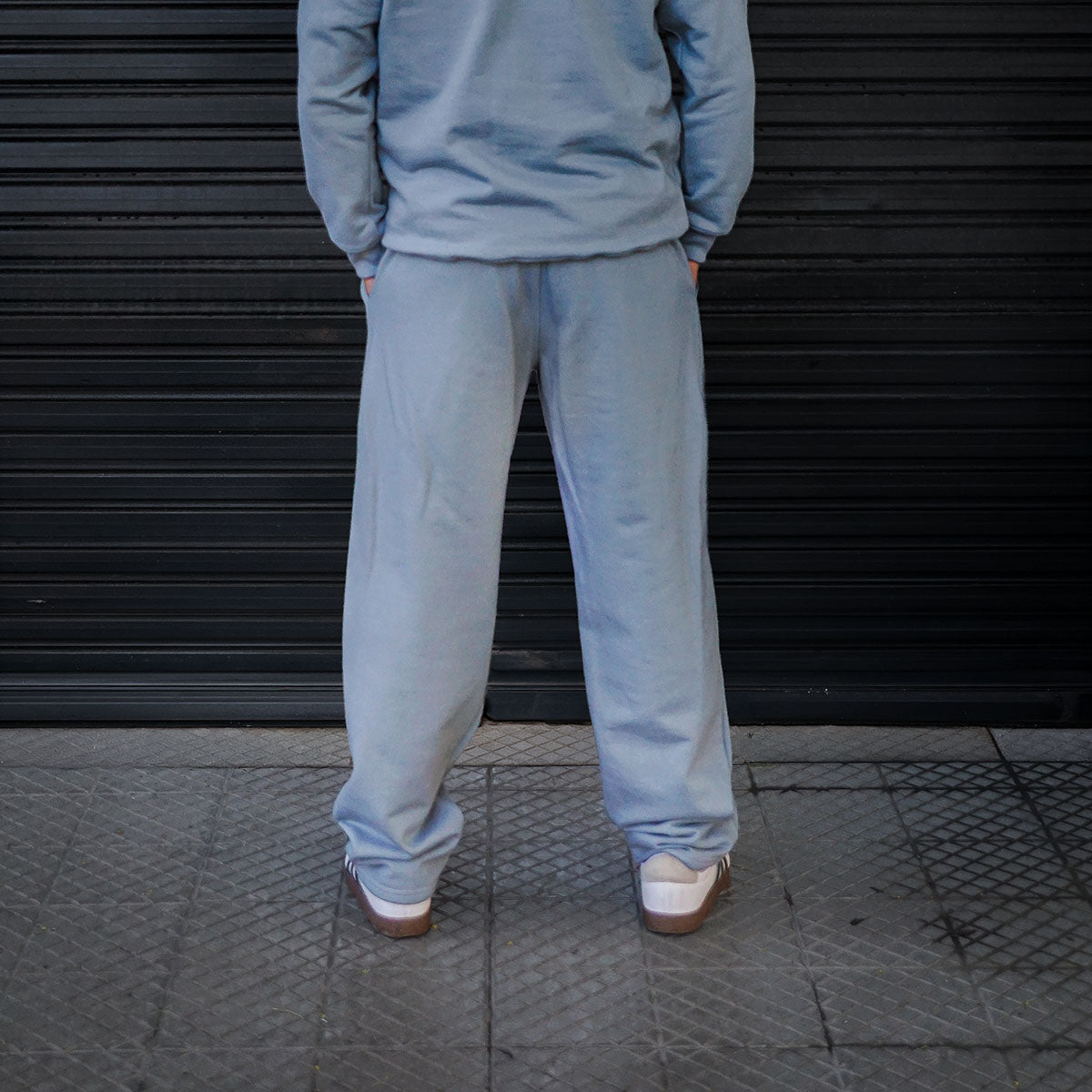 buzo recto gris plata hombre franela - vista espalda 2