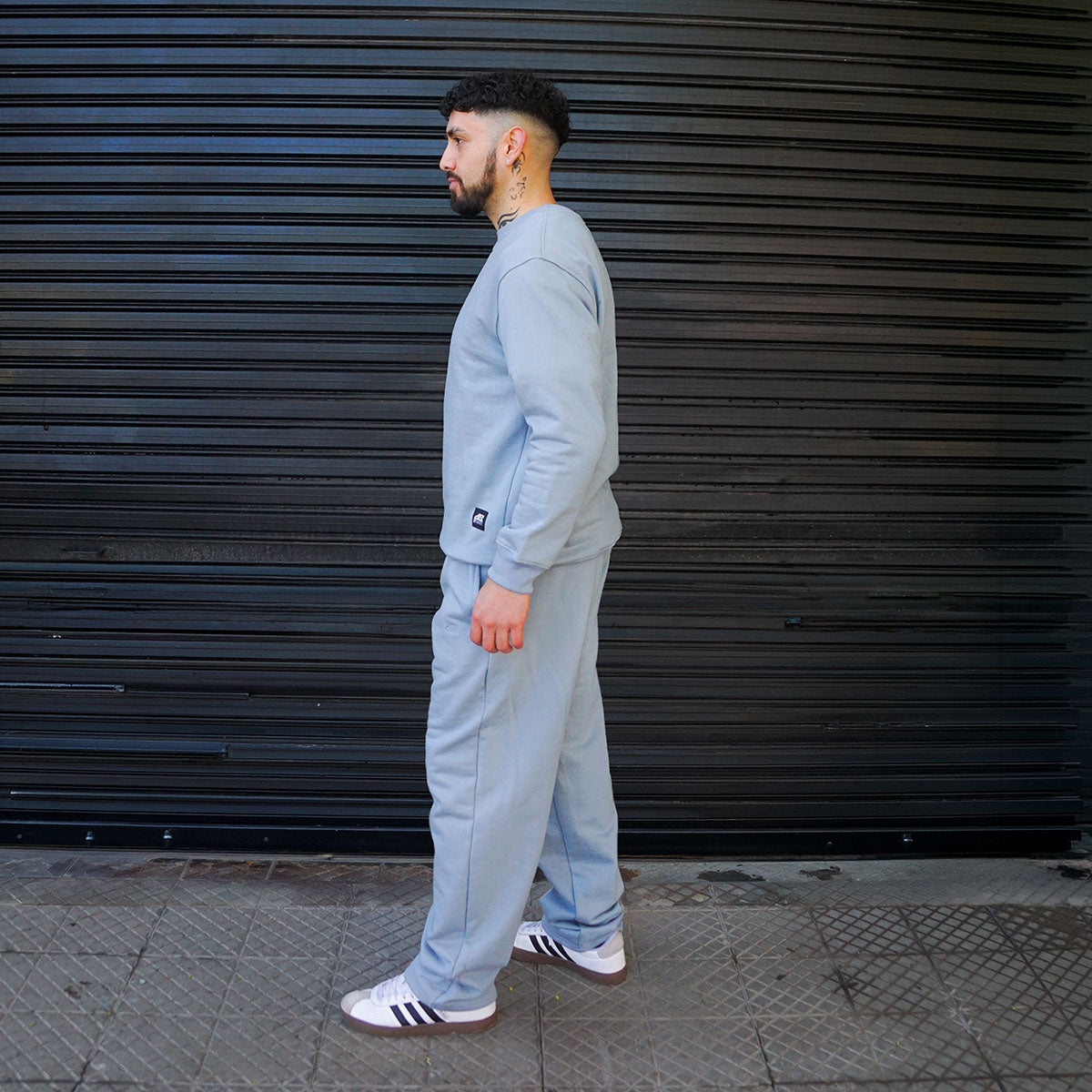buzo recto gris plata hombre franela - vista lateral 4